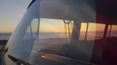 Gün batımında kumsalda karavan üzerinde Fransa bayrağı animasyonu. Fransızca, doğa, kamp, tatiller, vatanseverlik ve seyahat, dijital olarak üretilen video.