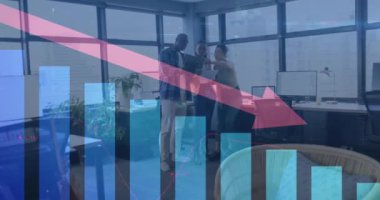 Ofiste çalışan çeşitli iş adamları üzerinde finansal veri işleme animasyonu. Küresel iş, finans, bilgisayar ve veri işleme kavramı dijital olarak oluşturulmuş video.