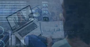 İstatistiksel veri işleme animasyonu çift ırklı bir kadının ofiste dizüstü bilgisayarında görüntülü konuşma yapmasıyla ilgili. Bilgisayar arayüzü ve iş veri teknolojisi kavramı