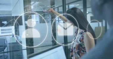 Ofiste çalışan çeşitli iş adamları üzerinde finansal veri işleme animasyonu. Küresel iş, finans, bilgisayar ve veri işleme kavramı dijital olarak oluşturulmuş video.