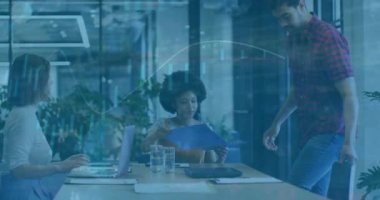 Ofisteki çeşitli iş adamları üzerinde finansal veri işleme animasyonu. Küresel finans, iş, bağlantılar, hesaplama ve veri işleme kavramı dijital olarak oluşturulmuş video.