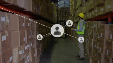 Depoda çalışan melez adam yerine ikonlarla olan bağlantıların animasyonu. Küresel sevkiyat, iş, ağlar ve veri işleme kavramı dijital olarak oluşturulmuş video.