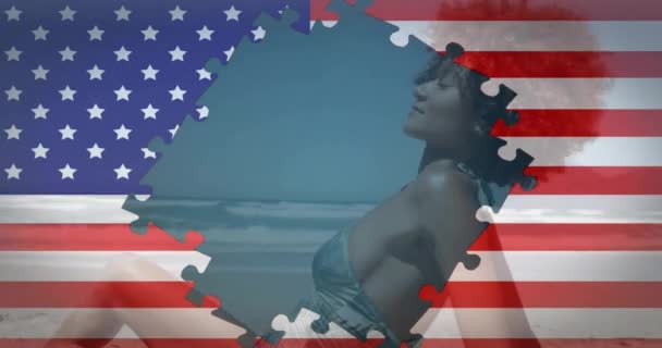 아프리카계 미국인 해변에서 일광욕 조각으로 미국의 국기의 애니메이션 애국심과 디지털로 — 비디오
