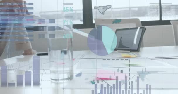 Анимация Обработки Финансовых Данных Над Кавказской Предпринимательницей Работающей Офисе Концепция — стоковое видео