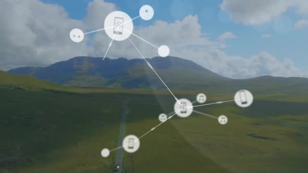 山と曇りの空に対する緑の風景上の接続されたアイコンのアニメーション デジタルコンポジット 複数の露出 ビジネス コミュニケーション 技術コンセプト — ストック動画