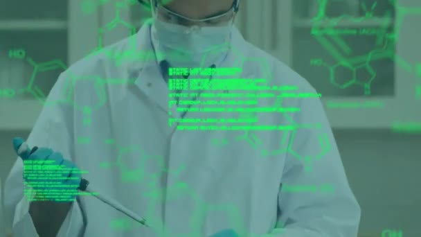 Laboratuvardaki Beyaz Erkek Bilim Adamı Üzerinde Kimyasal Formülle Veri Işleme — Stok video