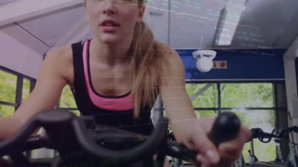 在健身房进行自行车运动的高加索妇女的财务数据处理动画 全球体育 计算机 数据处理和数字视频连接概念 — 图库视频影像