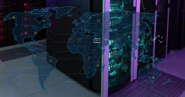 サーバールームのデータサーバーラック上のマップ上のサーキットボードパターンのアニメーション デジタル複合 複数の露出 グローバル データセンター ネットワーキング テクノロジー ネットワークサーバー — ストック動画