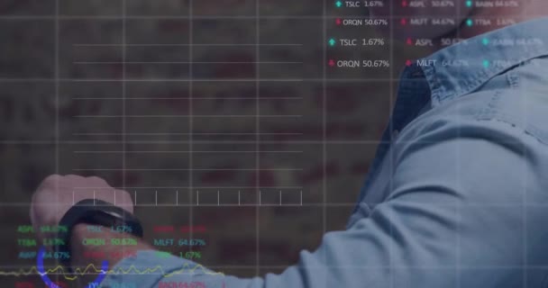 Animatie Van Gegevensverwerking Aandelenmarkt Kaukasische Man Met Behulp Van Smartwatch — Stockvideo