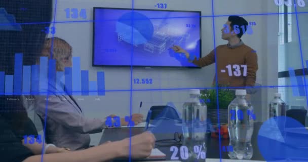 在办公室里为不同的商人提供数据处理和统计的动画 全球商业 计算和数据处理概念 — 图库视频影像