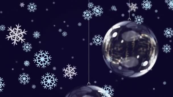 Animation Fallender Schneeflocken Über Christbaumschmuck Auf Dunkelblauem Hintergrund Weihnachten Feier — Stockvideo