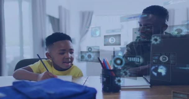 Animacja Danych Nad Szczęśliwym Amerykańskim Ojcem Synem Korzystającym Laptopa Pracującym — Wideo stockowe