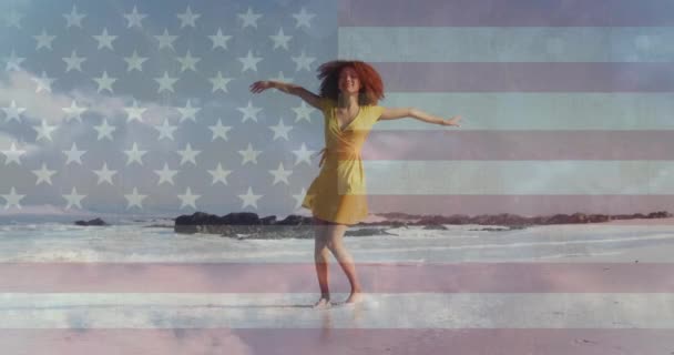 Amerikan Bayrağının Animasyonu Bulutlar Güneşli Plajda Dans Eden Afrikalı Amerikalı — Stok video