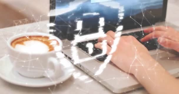 Animação Cadeado Branco Formas Sobre Mulher Caucasiana Usando Laptop Conceito — Vídeo de Stock