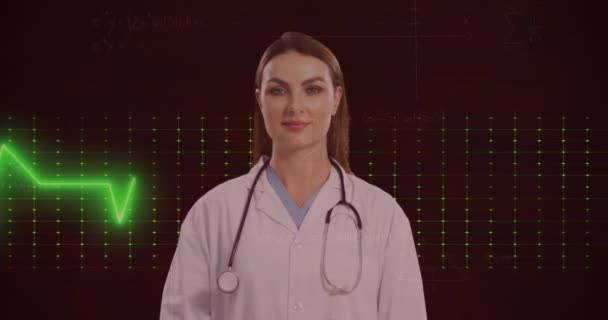 Animația Monitorului Ritmului Cardiac Împotriva Portretului Medicului Caucazian Care Zâmbește — Videoclip de stoc