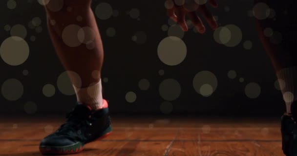 非洲裔美国篮球运动员的动画 背景为黑色 具有球体和光斑 竞争和运动概念数字生成的图像 — 图库视频影像