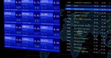 Dünya haritasında finansal veri işleme animasyonu. Küresel finans, iş, bağlantılar, hesaplama ve veri işleme kavramı dijital olarak oluşturulmuş video.