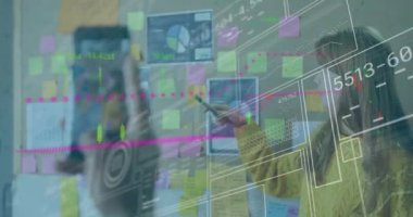 Grafiklerin, numaraların animasyonu, raporları açıklayan çeşitli kadın ve cep telefonuyla kayıt yapan iş arkadaşı. Dijital bileşik, çoklu pozlama, rapor, iş, büyüme, ofis ve teknoloji kavramı.