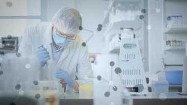 Laboratuvarda örnek alan beyaz erkek bilim adamının üzerindeki kimyasal moleküllerin animasyonu. Küresel bilim ve dijital arayüz kavramı, dijital olarak üretilen video.