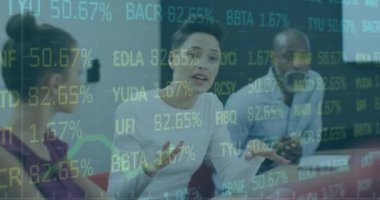 Ofisteki meslektaşlarıyla tartışan melez bir kadının borsa veri işleme animasyonu. Küresel ekonomi ve iş teknolojisi kavramı