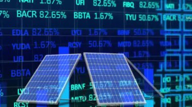 Güneş panelleri üzerinden finansal veri işleme animasyonu. Küresel güneş enerjisi, finans, iş, bağlantılar, hesaplama ve veri işleme kavramı dijital olarak oluşturulmuş video.