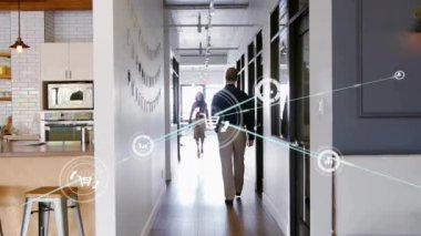 Ofisteki çeşitli iş adamlarının simgeleriyle bağlantı ağının animasyonu. Küresel finans, iş, bağlantılar, hesaplama ve veri işleme kavramı dijital olarak oluşturulmuş video.