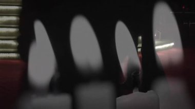 Yürümek ve insanları kucaklamak üzerine mum yakmanın animasyonu. Yürüme, birliktelik, vücut parçası ve ışık konsepti dijital olarak oluşturulmuş video.