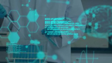 Laboratuvardaki erkek bilim adamı üzerinde bilimsel veri işleme animasyonu. Küresel araştırma, tıp, bilim, hesaplama ve veri işleme kavramı dijital olarak oluşturulmuş video.
