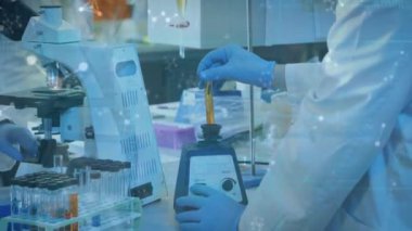 Laboratuvardaki bilim adamları üzerinde bilimsel veri işleme animasyonu. Küresel bilim, bağlantılar, hesaplama ve veri işleme kavramı dijital olarak oluşturulmuş video.