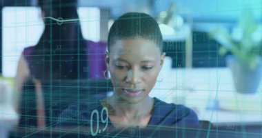 Ofiste çalışan Afrikalı Amerikalı iş kadınının finansal veri işleme animasyonu. Küresel iş, finans, bilgisayar ve veri işleme kavramı dijital olarak oluşturulmuş video.