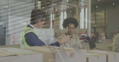 Depoda çalışan çeşitli insanlar üzerinde finansal veri işleme animasyonu. Küresel sevkiyat, iş, bağlantılar, hesaplama ve veri işleme kavramı dijital olarak oluşturulmuş video.