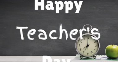 Mutlu öğretmenler günü metninin alarm saati, elma ve kalem standı üzerinden karatahtaya karşı animasyonu. Okul, eğitim ve öğretmenler günü kutlamaları