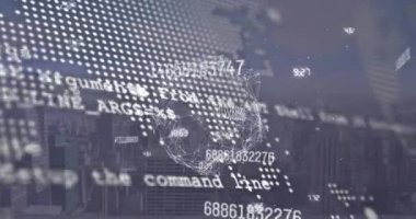 Modern şehir manzarası üzerinde bilgisayar dili, harita, küre ve bilgisayar dili animasyonu. Dijital bileşim, mimari, küreselleşme, iş, büyüme, kodlama, programlama dili, teknoloji.