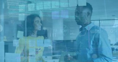 Ofisteki çeşitli iş adamları üzerinde finansal veri işleme animasyonu. Küresel iş, finans, bağlantılar, hesaplama ve veri işleme kavramı dijital olarak oluşturulmuş video.