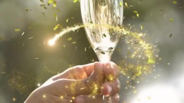 Kayan yıldızların animasyonu ve ellerinde şampanya bardağıyla konfeti düşüşü. Parti ve kutlama konsepti