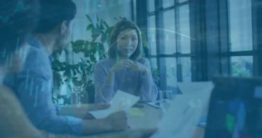 Muhtelif meslektaşların ofiste toplanması üzerine finansal veri işleme animasyonu. İş, finans, takım çalışması ve dijital video arayüzü kavramı.