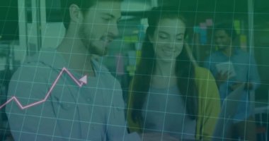 Çeşitli iş adamları üzerinde finansal veri işleme animasyonu. Küresel finans, iş, bağlantılar, hesaplama ve veri işleme kavramı dijital olarak oluşturulmuş video.