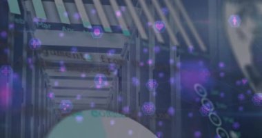 Sunucu odasındaki verileri işleyen dünya ve grafiklerin animasyonu. Bağlantı, veri, küresel iletişim ve dijital arayüz oluşturulmuş video.