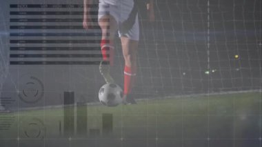 Toplu erkek futbolcunun bacaklarının üzerinde finansal veri işleme animasyonu. Küresel spor, iş dünyası, ağlar, bağlantılar, hesaplama ve veri işleme kavramı dijital olarak oluşturulmuş video.