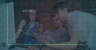 Çeşitli iş adamları üzerinde finansal veri işleme animasyonu. Küresel finans, iş, bağlantılar, hesaplama ve veri işleme kavramı dijital olarak oluşturulmuş video.