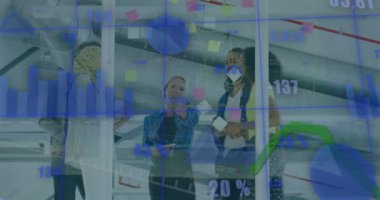 Ofisteki çeşitli iş adamları üzerinde finansal veri işleme animasyonu. Küresel iş, ağlar, bağlantılar, hesaplama ve veri işleme kavramı dijital olarak oluşturulmuş video.