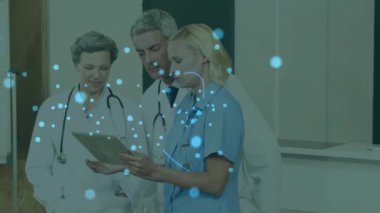 Hastanede tablet kullanan doktorların asma kilit ikonunun canlandırılması. Küresel siber güvenlik, ilaç ve sağlık hizmetleri konsepti dijital olarak oluşturulmuş video.