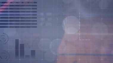 Çift ırklı erkek basketbolcu üzerinden finansal veri işleme animasyonu. Dijital olarak oluşturulan küresel finans, spor ve dijital arayüz kavramı.