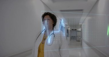 Hastanenin koridorunda yürüyen Afrikalı Amerikalı kadın doktor üzerindeki kalp atış hızı monitörünün animasyonu. Tıbbi sağlık ve araştırma teknolojisi kavramı