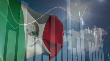 Meksika bayrağı üzerinde istatistik ve finansal veri işleme animasyonu. Küresel iş, finans, bağlantılar, hesaplama ve veri işleme kavramı dijital olarak oluşturulmuş video.