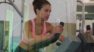 Spor salonunda egzersiz yapan melez bir kadın için finansal veri işleme animasyonu. Küresel spor, iş, bilgisayar, veri işleme ve bağlantılar konsepti dijital olarak oluşturulmuş video.