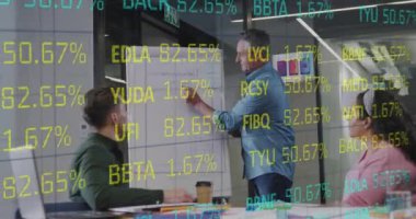 Çeşitli meslektaşların ofiste toplanması üzerine borsa animasyonu. İş, finans ve iletişim konsepti dijital olarak oluşturulmuş video.