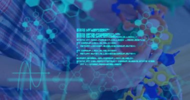 Laboratuvardaki beyaz çocuk üzerinde bilimsel veri işleme animasyonu. Küresel bilim, araştırma, bağlantılar, hesaplama ve veri işleme kavramı dijital olarak oluşturulmuş video.