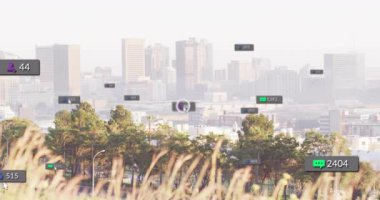 Şehir manzarası üzerinde sosyal medya simgeleri ve veri işleme animasyonları. Dijital olarak oluşturulmuş küresel sosyal medya, bağlantılar, hesaplama ve veri işleme kavramı.