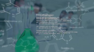 Laboratuvardaki çeşitli bilim adamları üzerinde bilimsel veri işleme animasyonu. Küresel araştırma, tıp, bilim, hesaplama ve veri işleme kavramı dijital olarak oluşturulmuş video.